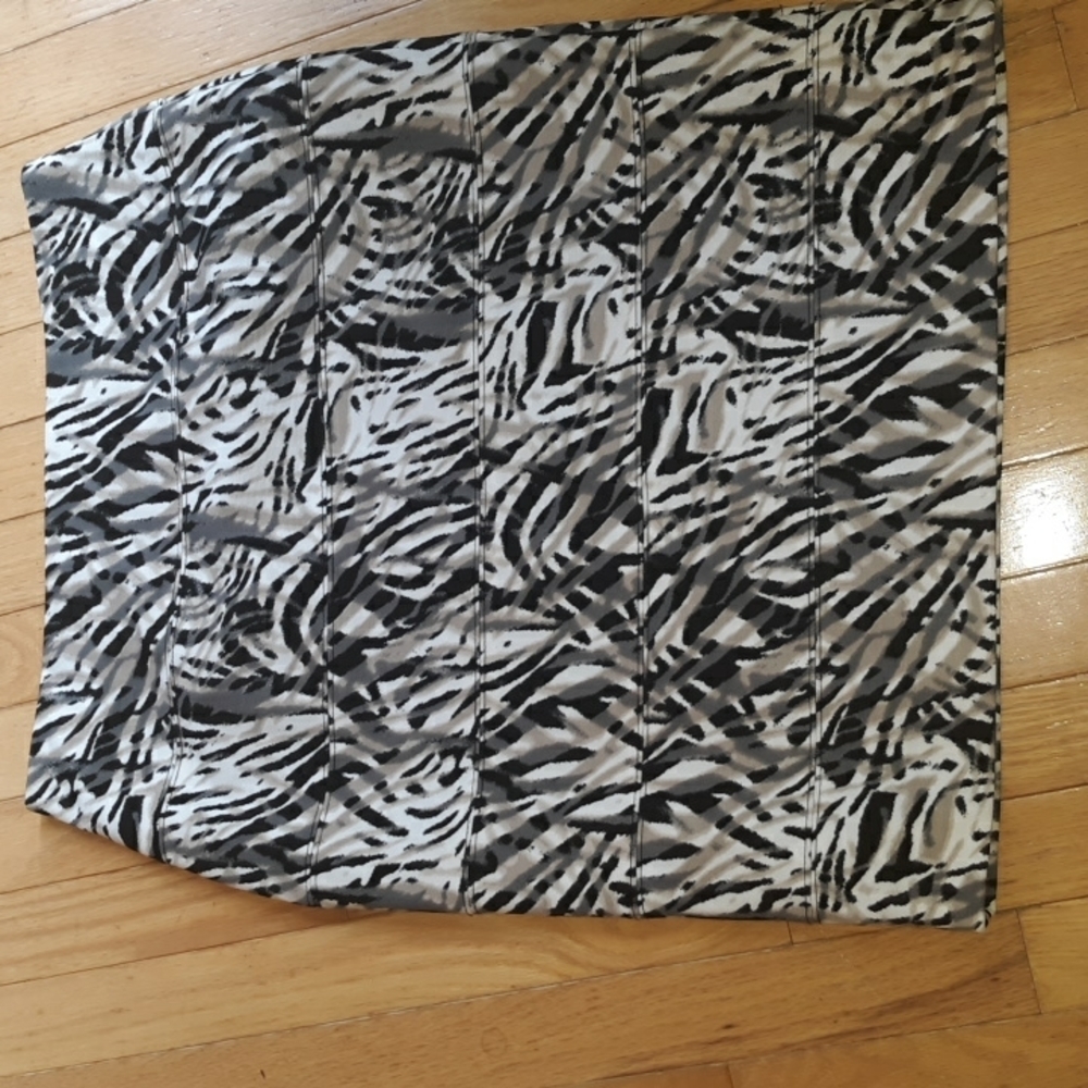 Very good owned skirt medium  .Alfani..